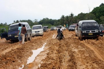 Jalan nasional di Aceh Jaya tertimbun longsor