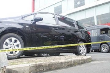 Garis Polisi di Mobil  Yang Terkena Bom Molotov