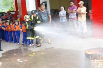 Siswa TK Islam Al Wafa Coba Penyemprot Kebakaran