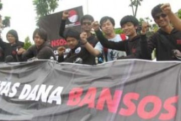 Demonstran  Ingatkan Penyelesaian Kasus Korupsi Dana Bansos