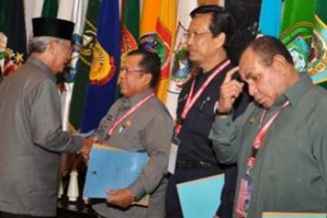 Gubernur Serahkan Bantuan
