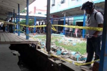 Lantai Loket Ambruk
