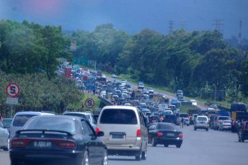 Ratusan pemudik terjebak di jalur puncak 