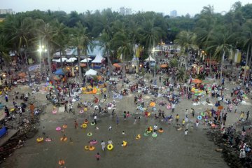 Penghujung Lebaran, warga padati Ancol