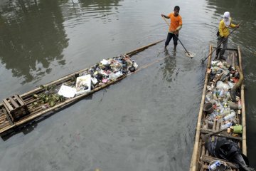 Petugas kerja keras bersihkan sampah sisa banjir