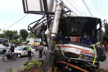 Seorang tewas akibat kecelakaan bus-truk di Jombang