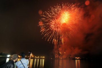 Hujan tak surutkan pengunjung tahun baru Ancol