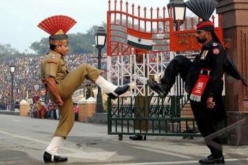 Tentara India-Pakistan bertukar permen di perbatasan 