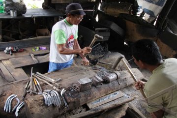 Pengrajin pisau ikut terkena dampak kelangkaan solar