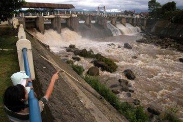 Hujan mengguyur Bogor dan menaikkan air sungai 