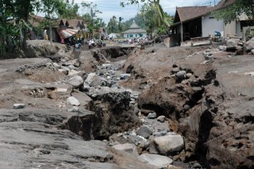 Jaringan Listrik Rusak Diterjang Lahar Merapi