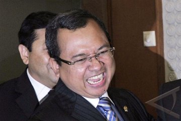 Priyo: Lingkaran Istana Tidak Steril