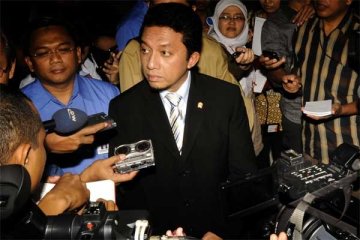 Tifatul: Ini Untuk Melindungi Pengguna Blackberry