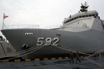 Enam kapal perang lego jangkar di Karimun