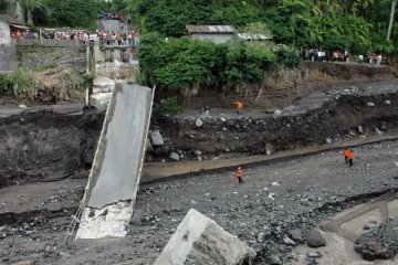 Jalan Trans-Sulawesi di Poso Putus