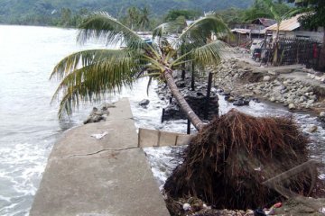 Jalur trans Sulawesi Tampalang nyaris putus