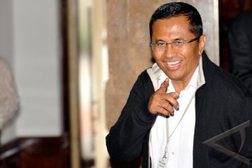 Dahlan Iskan dan Amir Syamsuddin muncul di Istana