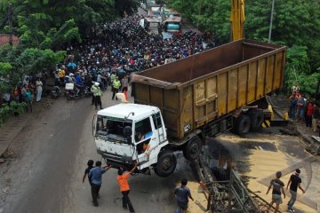 Ada Truk Masuk Parit, Jalur Gumitir Jember Macet 