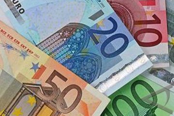 Euro jatuh terhadap dolar karena krisis utang eurozone