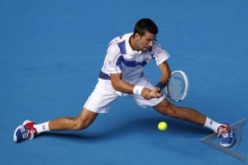 Djokovic Makan Rumput Wimbledon