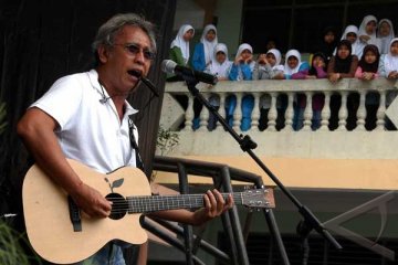 Iwan Fals "Pukau" Penggemarnya di Karawang 