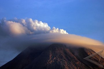Gunung Merapi Dua Hari Keluarkan Asap Tebal