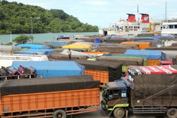 Kendaraan Truk Padati Pelabuhan Bakauheni