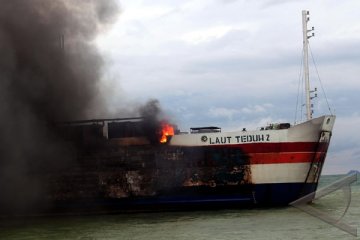 Korban Tewas Kapal Feri Terbakar Sembilan Orang
