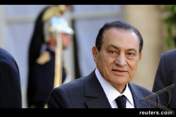 Sambil Berbaring, Mubarak Tekun Ikuti Pengadilan