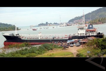 Kapal Tanker Pertamina Kandas di Baai