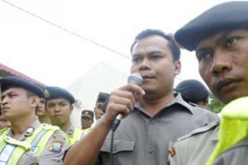 Hadapi Pengunjuk Rasa