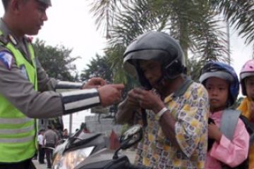Anak-Anak Pun Wajib Pakai Helm