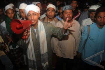 Ribuan Orang Serang Jamaah Ahmadiyah