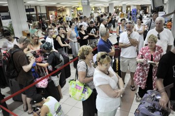 Mari Pangestu bahas program bandara ramah wisatawan