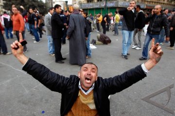Pendukung Mubarak Bertindak Brutal