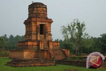 Jalan ke Candi Portibi Rusak Parah