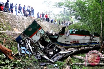 Bus Masuk Jurang, Dikhawatirkan Belasan Tewas