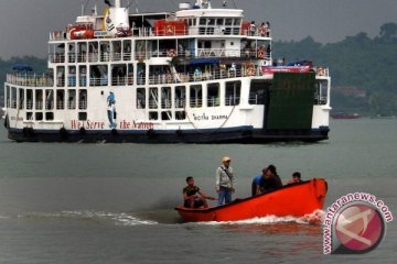 Arus penumpang kapal di Biak meningkat