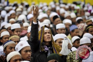 Puluhan Ribu Warga Hadiri Dzikir Akbar di Monas