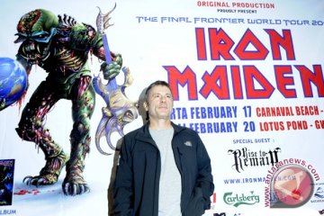 Mantan drummer Iron Maiden Clive Burr meninggal