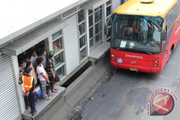 Jokowi gandeng bank layani tiket elektronik TransJakarta