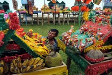 MENGHIASI MINIATUR RUMAH