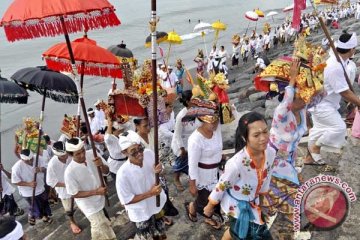 Upacara Melasti dihadiri umat berbagai agama