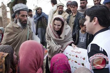 Angelina Jolie, si cantik di balik sekolah Afganistan