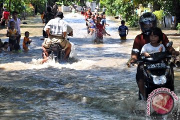 Tentara perbaiki jalur Pantura