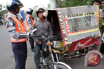 Penarik becak motor demonstrasi dikenai banyak aturan