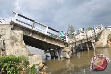 Tsunami Rusak Rumah, Jembatan di Tobati, Jayapura