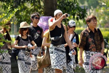Wisatawan pakai sarung batik naik candi Borobudur-Prambanan