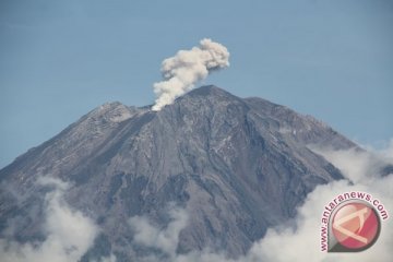 Gempa Guguran Semeru Keluarkan Lava Pijar