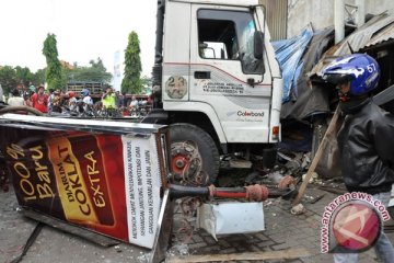 Truk pengangkut pasir tabrak rumah warga